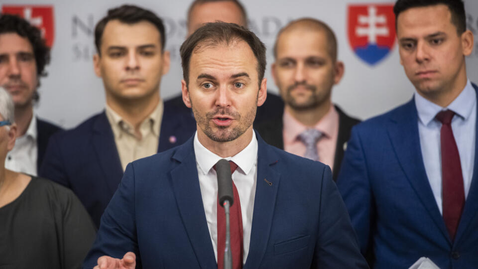 Na snímke uprostred poslanec NRSR a predseda poslaneckého klubu OĽaNO Michal Šipoš a prvý sprava poslanec NRSR a predseda Výboru NR SR pre kultúru a médiá Kristián Čekovský počas tlačovej konferencie po hlasovaní o novom riaditeľovi RTVS na 66. schôdzi NRSR v Bratislave 30. júna 2022. FOTO TASR - Jaroslav Novák