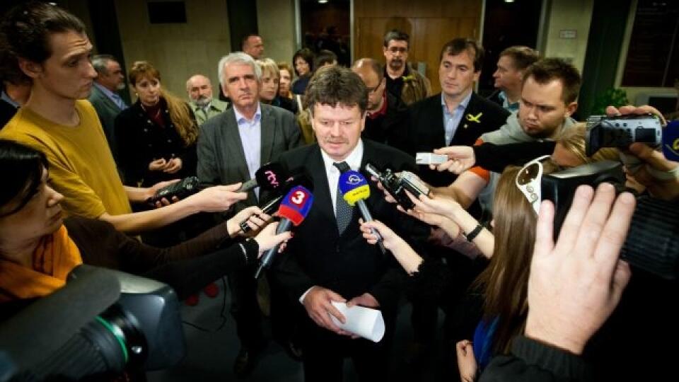 Predseda odborového zväzu pracovníkov školstva a vedy na Slovensku Pavel Ondek (uprostred) po rokovaní vlády SR so školskými odborármi. Bratislava, 27. november 2012. Foto: SITA/Diana Èernáková