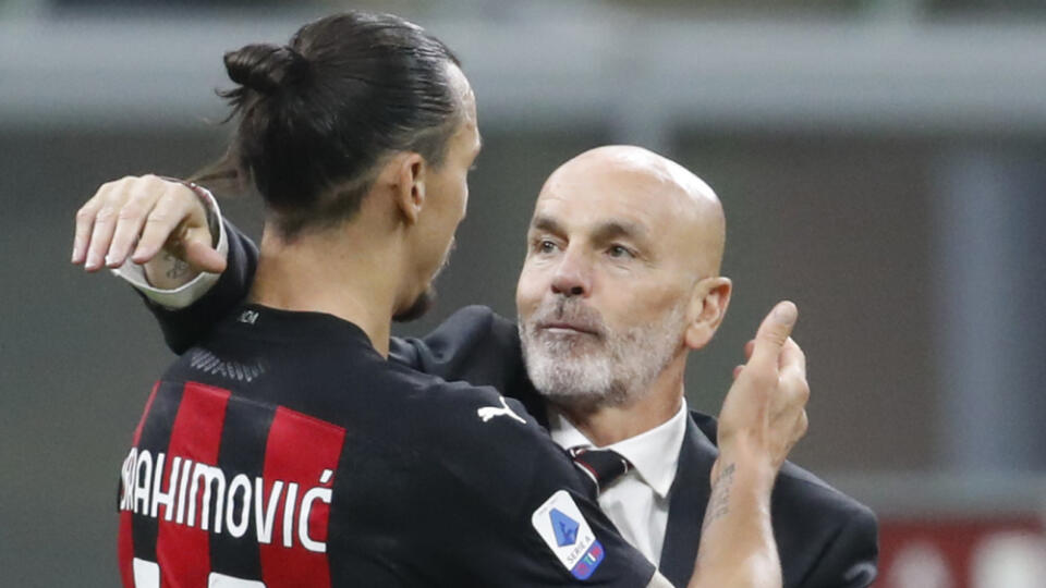 EBE 44 Miláno - Na snímke vľavo hráč AC Milána Zlatan Ibrahimovič  a vpravo tréner Stefano Pioli oslavujú víťazstvo v zápase 4. kola talianskej Serie A nad mestským rivalom Interom 2:1 v sobotu 17. októbra 2020. FOTO TASR/AP
AC Milan's manager Stefano Pioli embraces Zlatan Ibrahimovic at the end of the Serie A soccer match between Inter Milan and AC Milan at the San Siro Stadium, in Milan, Italy, Saturday, Oct. 17, 2020. Ibrahimovic scored both goals in AC Milan 2 - 1 victory. (AP Photo/Antonio 