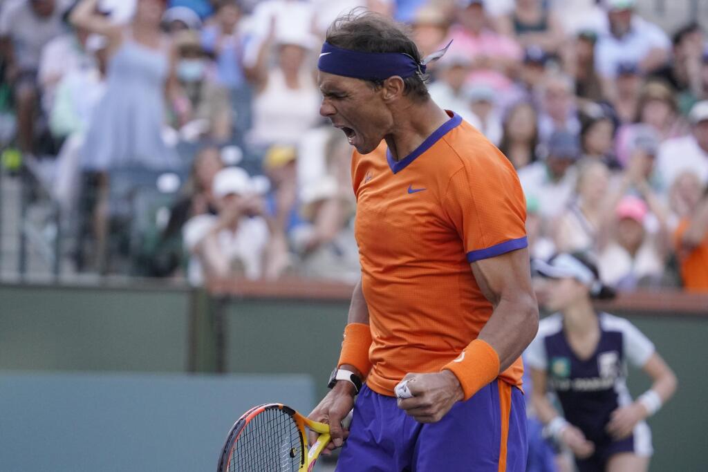 Španielsky tenista Rafael Nadal sa teší z víťaznej loptičky v zápase proti Austrálčanovi Nickovi Kyrgiosovi vo štvrťfinále dvojhry na turnaji ATP v Indian Wells 17. marca 2022.
