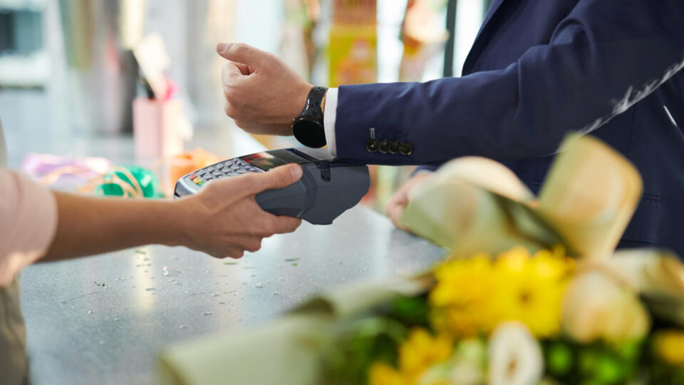 Closeup,Of,Modern,Gentleman,Paying,Via,Smartwatch,While,Buying,Flowers