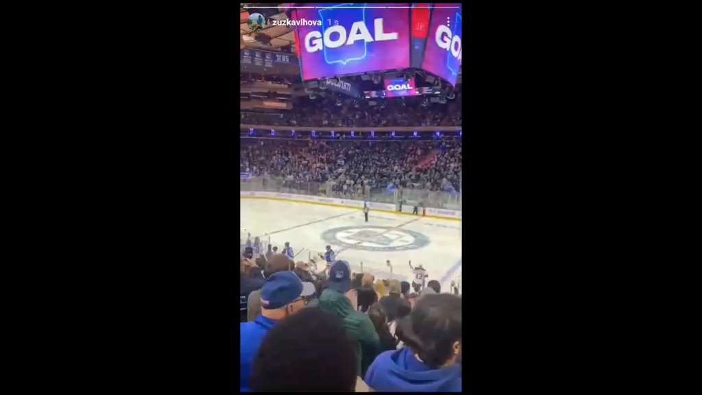 Petini a Borisovi rodičia si zase užili atmosféru v slávnom Madison Square na hokejovom zápase medzi New York Rangers a New Jersey Devils.