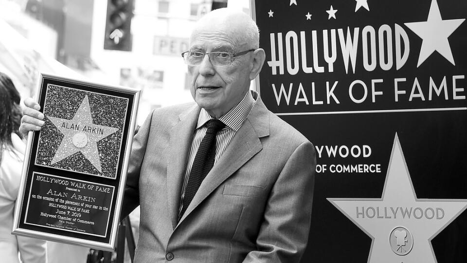 Americký oscarový herec, producent, režisér a hudobník Alan Arkin zomrel vo veku 89 rokov, potvrdila v piatok jeho rodina.