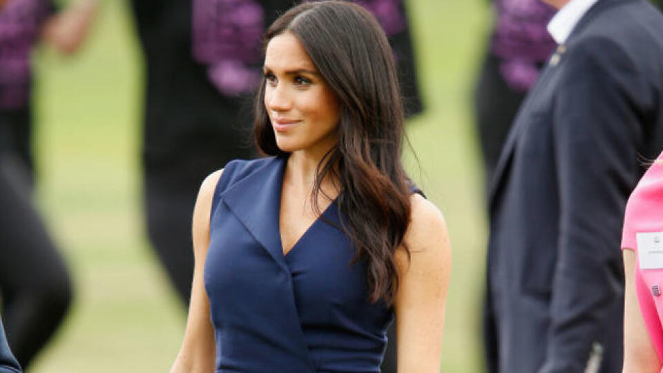 Honosnú vadbu sledoval celý svet a z americkej herečky, ktorá začínala v šou kde otvárala kufre s výhrou, sa stala vojvodkyňa zo Sussexu. Meghan sa vo svete zapísala ako rebelka, ktorá porušuje kráľovské pravidlá jedna radosť. Kensingtonský palác oznámil radostnú novinku. Meghan a Harry očakávajú svoje prvé dieťatko. Pozrite, ako vojvodkyni rastie bruško!