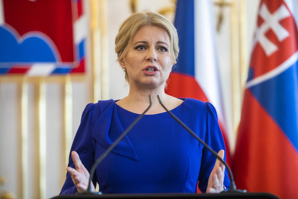 Nový český prezident Petr Pavel pricestoval v pondelok na nástupnú návštevu Slovenska. Pokračuje tak v dlhoročnej tradícii svojich predchodcov, keď aj jeho prvá zahraničná cesta smeruje na Slovensko. Uskutočnila sa iba niekoľko dní po jeho slávnostnej inaugurácii. Dvojdňová oficiálna návšteva sa začala privítacím ceremoniálom na nádvorí Prezidentského paláca. Na snímke slovenská prezidentka Zuzana Čaputová počas tlačovej konferencie s českým prezidentom Petrom Pavlom v Prezidentskom paláci v pon
