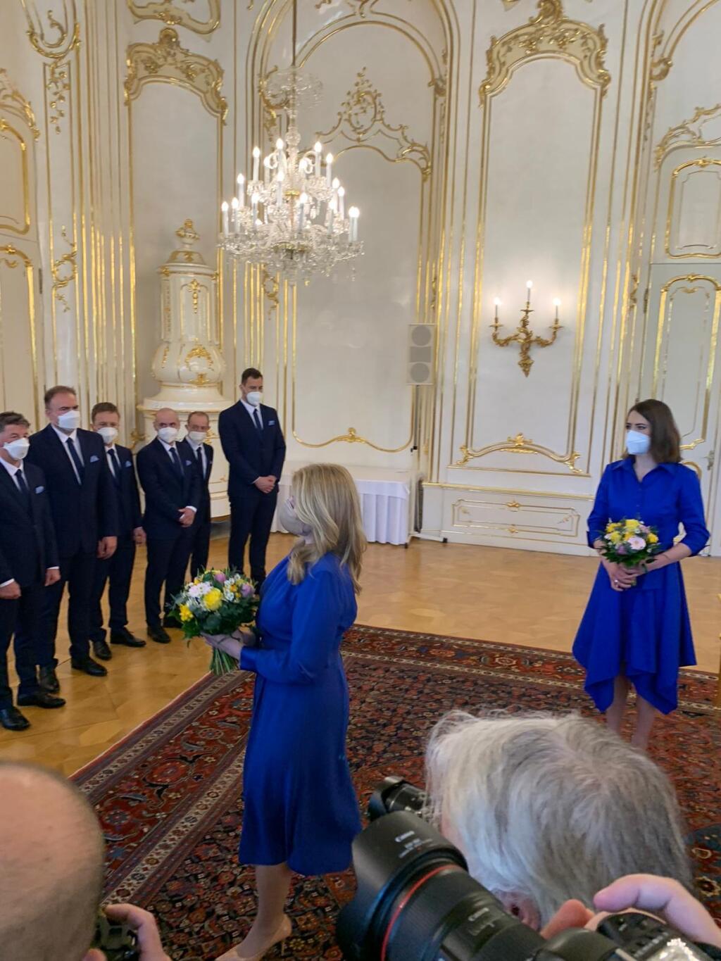 Lyžiarka Petra Vlhová spolu s tímom u prezidentky Zuzany Čaputovej.