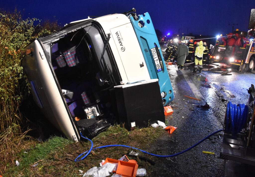 Dnes, 15. novembra 2019: Za obete nehody. V stredu, 13. novembra 2019 zomrelo na zlatomoravskej ceste I/65 neďaleko Malanty pri Nitre pri tragickej nehode nákladného auta s autobusom 12 ľudí. V autobuse sa viezli najmä mladí ľudia, ktorí sa vracali zo škôl. Zranených bolo 20 ľudí, z toho traja ťažko.
