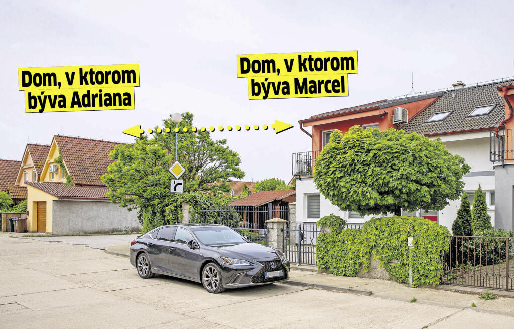 Marcel býva v jednom dome a manželka v druhom.