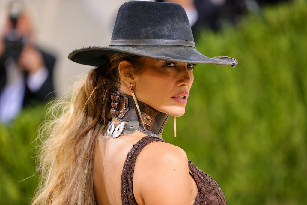 Jennifer Lopez šatách Ralph Lauren.