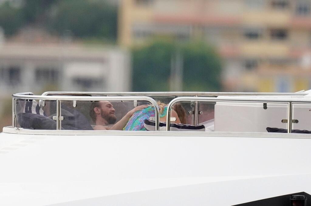 Dvojicu prichytili paparazzi na záberoch, ktoré prinútia mnohých sa zamyslieť, či sa mu dostalo orálneho uspokojenia.