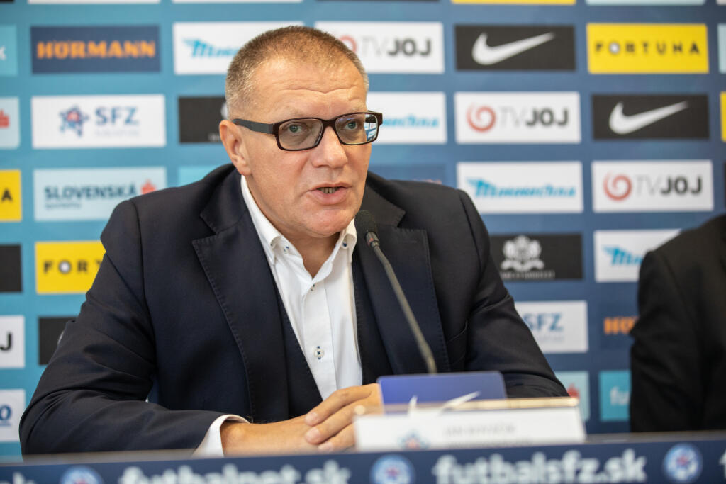 "Dúbravka mi povedal, že má ťažké obdobie v Newcastli a išiel sa odreagovať. Weiss povedal, že nevie, prečo bol vonku. Lobotka povedal, že vo Vigu mal nahustený program a nemal čas sa odreagovať. Čudný pohľad na vec, keď hral zápasy sobota-sobota. A ešte na margo môjho odchodu povedal, že tréneri prichádzajú a odchádzajú a ja som profesionál. Prístupom stopercentný. Máme ho všetci radi, je to hráč budúcnosti s veľkým potenciálom. Škriniar povedal to isté, som z neho sklamaný, lebo vzťah s ním bol nadštandardný. Teším sa z jeho výkonov, budem obom stále fandiť, ale aj som ich chcel na tlačovke po zápase s Českom vyhecovať čiastočnou kritikou, aby prevzali väčšiu zodpovednosť za hru mužstva a nespoliehali sa na Škrtela. Šatka mi povedal, že išiel s kamarátmi. Tí siedmi hráči ponocovali, ako som mal zareagovať?"