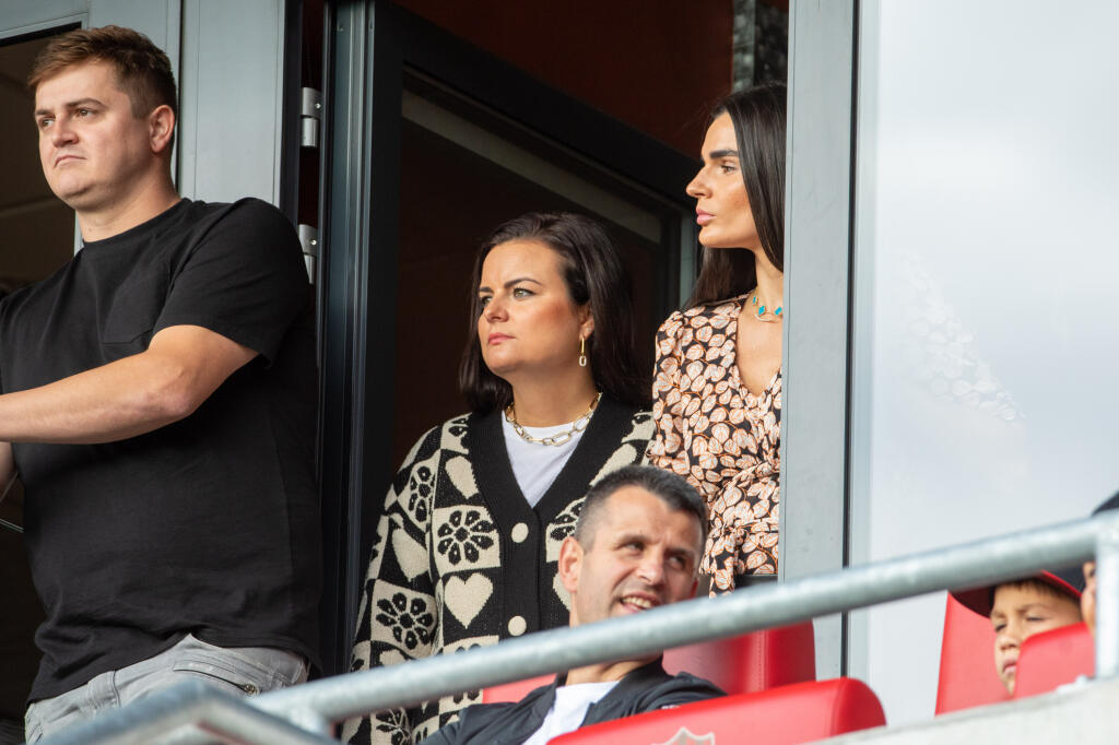 Pani Škrtelová si nenechala ujsť prvý zápas jej manžela v trnavskom drese. Duel proti Seredi sledovala z vipky, z ktorej predsa len občas vykukla. V kožených nohaviciach a vzorovanej blúzke s odvážnym výstrihom pozorne sledovala dianie na trávniku.