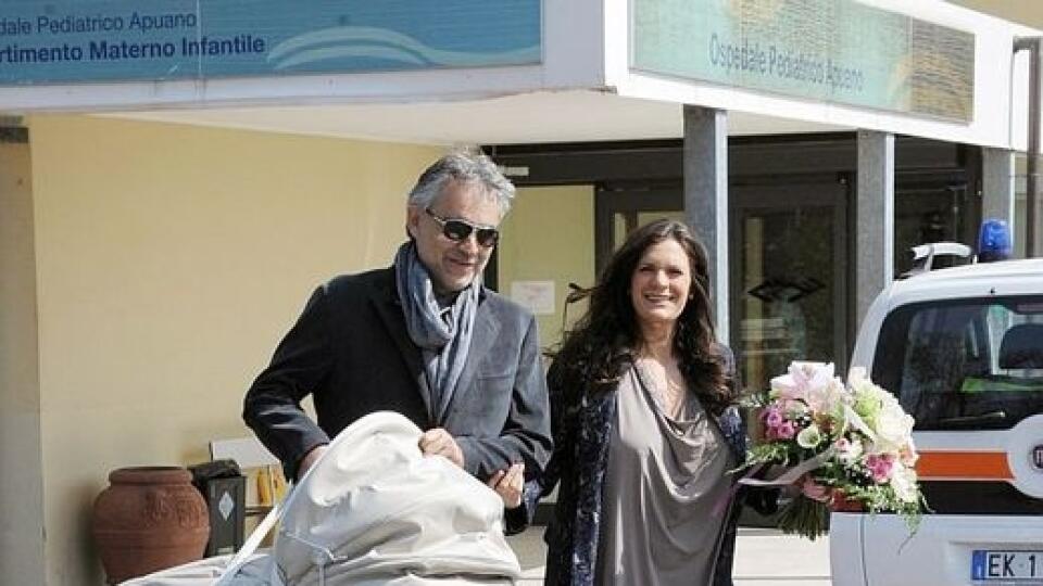 Andrea Bocelli s partnerkou Veronicou Berti so odvážajú dieťa z nemocnice.