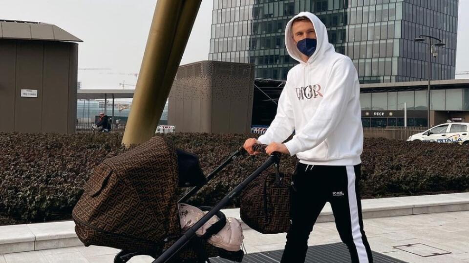 Škriniar sa pochválil fanúšikom novým luxusným kočíkom Fendi, ktorý zaobstaral svojej dcérke. Jeho cena je 2200 eur.