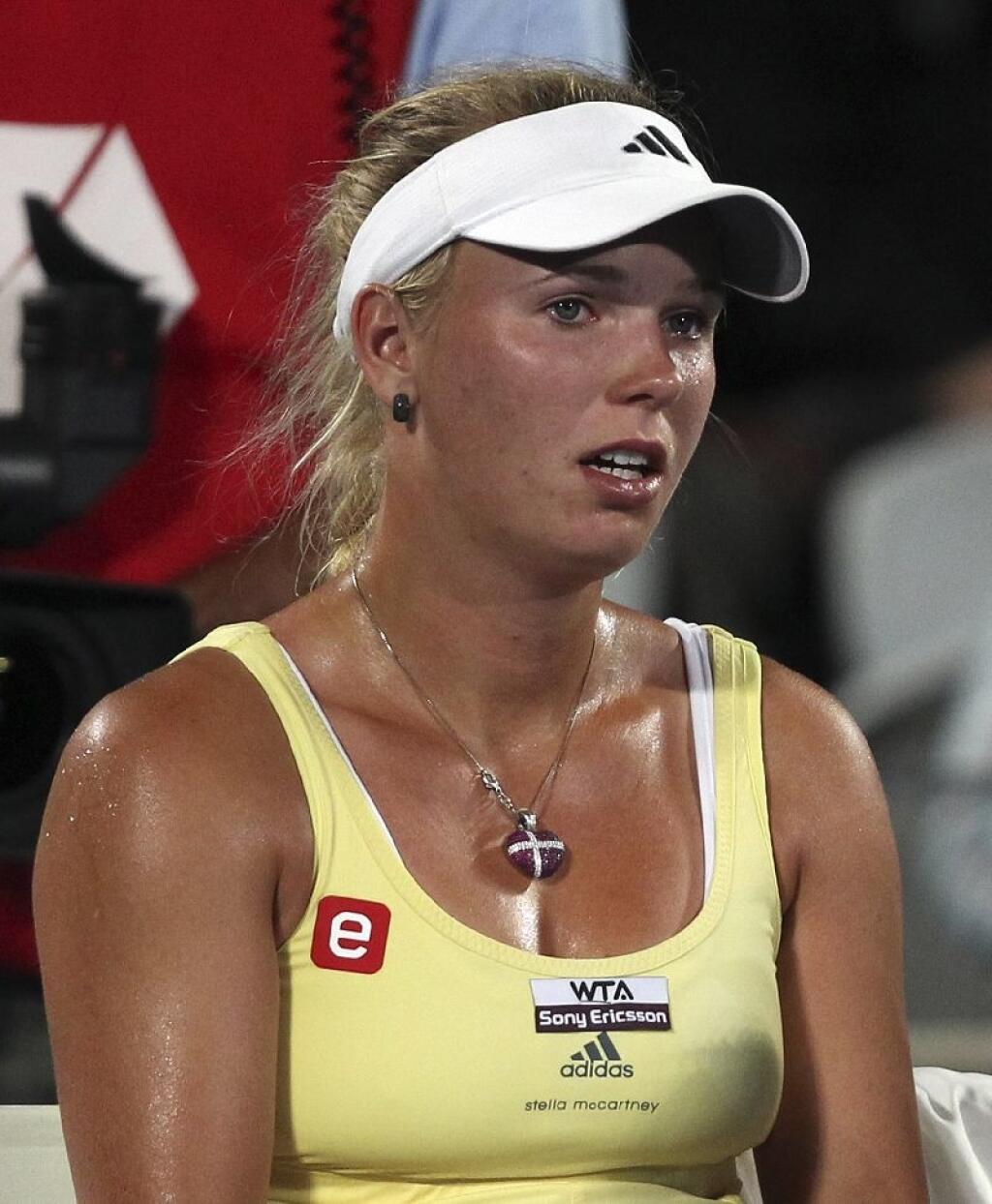 WA 3 Sydney - Dánska tenistka Caroline Wozniacka poèas zápasu ženskej dvojhry proti Po¾ke Agniezske Radwanskej na tenisovom turnaji WTA v austrálskom Sydney 11. januára 2012. Radwanska zvíazila v troch setoch 3:6, 7:5 a 6:2. FOTO TASR / AP CORRECTS DATE - Caroline Wozniacki of Denmark reacts during her quarterfinals match against Agnieszka Radwanska of Poland at the Sydney International tennis tournament in Sydney, Australia, Wednesday, Jan. 11, 2012. Radwanska won the match 3-6, 7-5, 6
