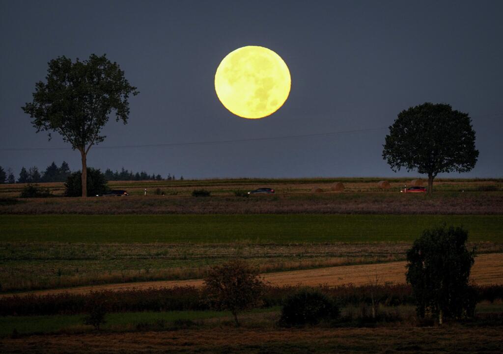 EBE 2 Wehrheim - Na snímke Mesiac v splne zapadá za kopce v oblasti Taunus pri nemeckom Wehrheime skoro ráno 21. septembra 2021. FOTO TASR/AP


The full moon sets behind the hills of the Taunus region near Wehrheim, Germany, early Tuesday, Sept.21, 2021. (AP Photo/Michael Probst)