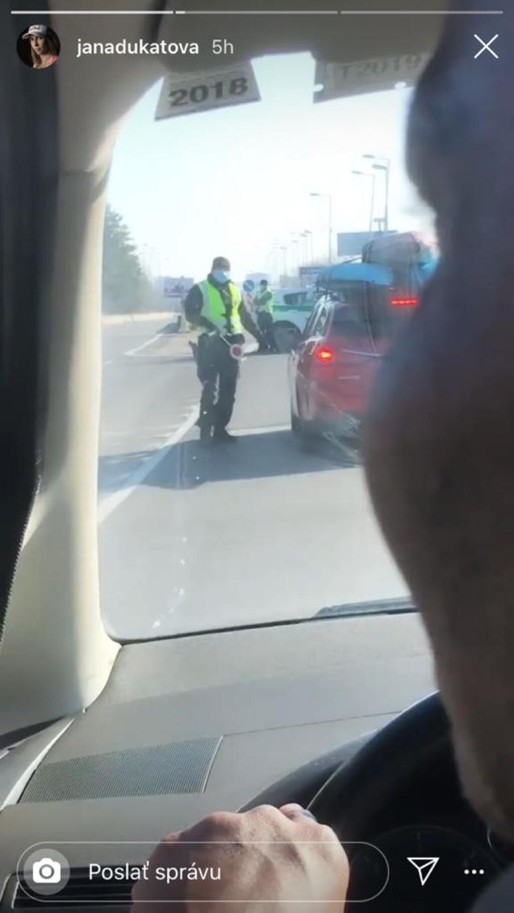 Na slovenských hraniciach ju čakalo prekvapenie v podobe polície, ktorá zodpovedne kontrolovala priebeh na hraniciach a priechody áut smerujúcich na Slovensko. Dukátová si vydýchla, 49-hodinová cesta jej dala zabrať.