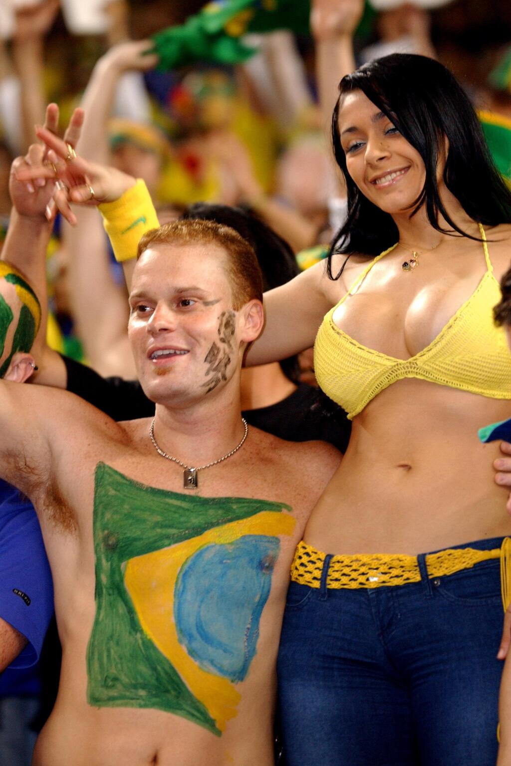 Brazílska fanúšička bola hviezdou majstrovstiev sveta v roku 2002. Svojich krajanov povzbudzovala tak húževnato, až jej vypadávali prsia z jej minitrička.