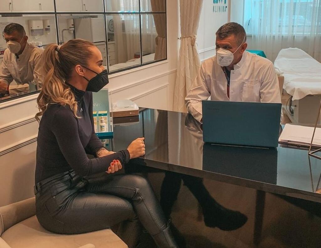 Lucia Mokráňová počas konzultácie s lekárom na klinike, kde podstúpila operáciu prsníka.