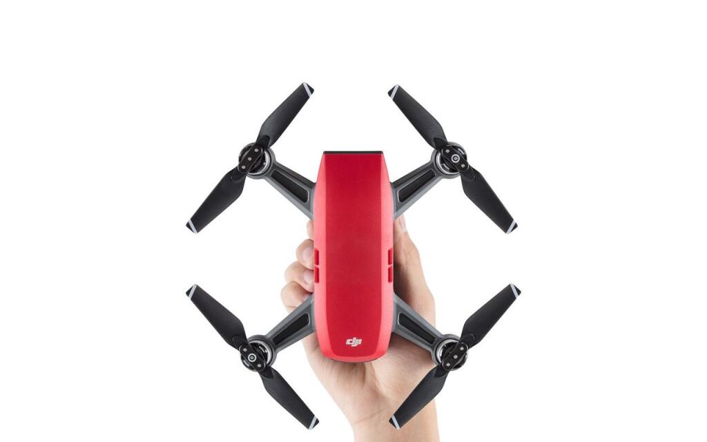 DJI Spark je dron veľký ako smartfón a smartfónom sa aj ovláda