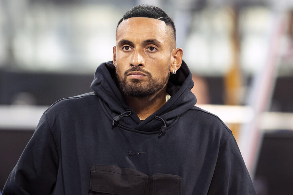 KK41 Atlanta - Austrálsky tenista Nick Kyrgios sa odhlásil z dvojhry na turnaji ATP v Atlante 26. júna 2022. Ako dôvod uviedol zranenie kolena. FOTO TASR/AP
Nick Kyrgios is shown after he announced he withdrew from the Atlanta Open Tennis tournament due to an injury Tuesday, July 26, 2022, in Atlanta. (AP Photo/Hakim Wright Sr.)