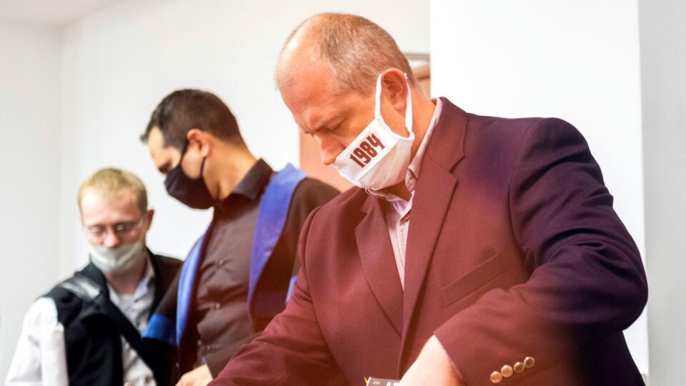 Na snímke zľava poslanec NR SR Rastislav Schlosár, Peter Kupka, advokát obviného Mariana K., obvinený predseda ĽSNS Marian K. počas hlavného pojednávania na Špecializovanom trestnom súde (ŠTS) v Pezinku 21. septembra 2020.