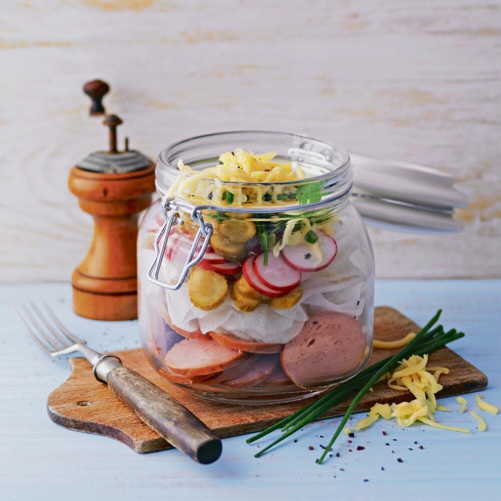 Šalát s párkom: Uvarené párky, umyté červené reďkovky a uhorky nakrájajte na kolieska. Bielu reďkovku nastrúhajte na jemné plátky. Jednotlivé ingrediencie navrstvite do zaváraninových pohárov s patentovým uzáverom: na spodok rozložte nakrájané párky a na ne bielu reďkovku. Pokračujte vrstvením uhoriek a červených reďkoviek. Navrch nasypte nakrájaný ligurček s pažítkou a nastrúhaný eidam alebo čedar. Ochuťte mletým korením.