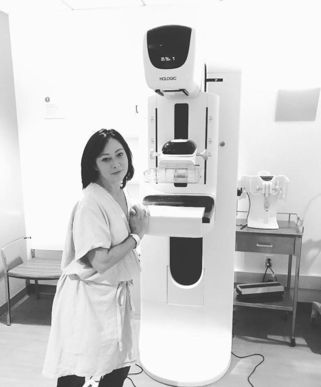 Shannen Dohertyovej prvýkrát diagnostikovali rakovinu prsníka v roku 2015 po zistení hrčky v prsníku, ktorá sa ukázala ako rakovinová.
