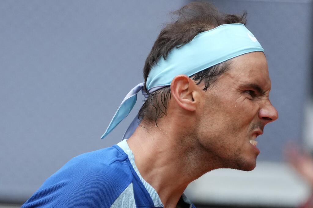Španielsky tenista Rafael Nadal sa teší z víťaznej loptičky v 2. kole dvojhry proti Srbovi Miomirovi Kecmanovičovi na tenisovom turnaji ATP 4. mája 2022 v Madride.