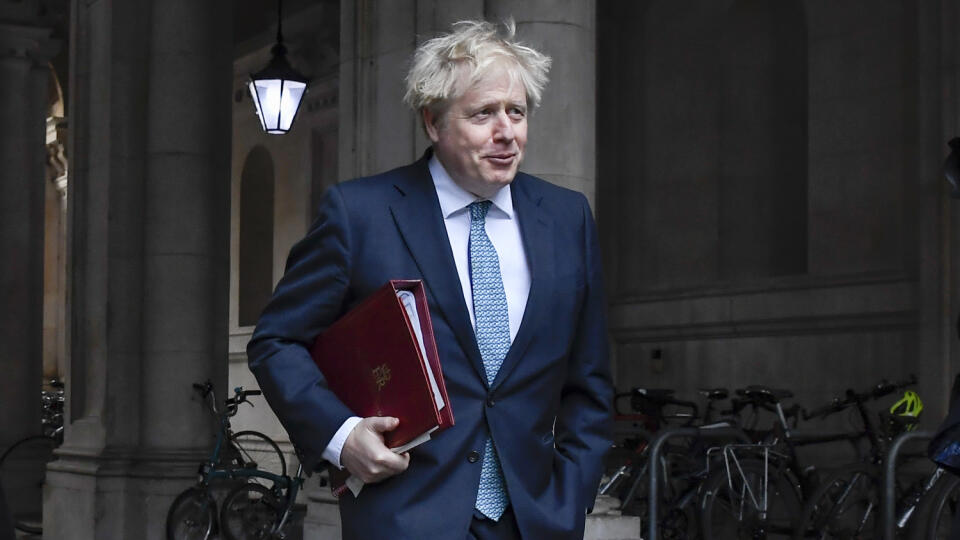 KK7 Londýn - Britský premiér Boris Johnson prichádza na Downing Street po zasadnutí vládneho kabinetu 15. decembra 2020 v Londýne. FOTO TASR/AP
Britain's Prime Minister Boris Johnson returns to Downing Street after attending the government's weekly Cabinet meeting at the Foreign and Commonwealth Office, in London, Tuesday, Dec. 15, 2020. (AP Photo/Alberto Pezzali)