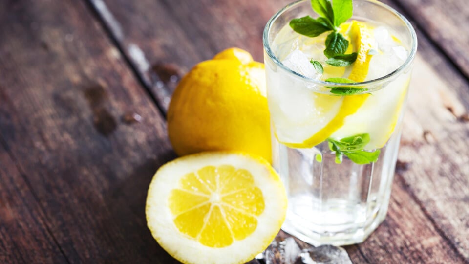 Lemonade,With,Fresh,Lemon,On,Wooden,Background