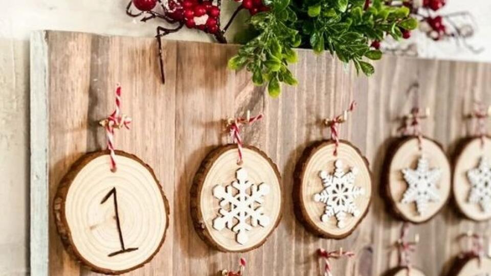 Adventný kalendár z drevených krúžkov.