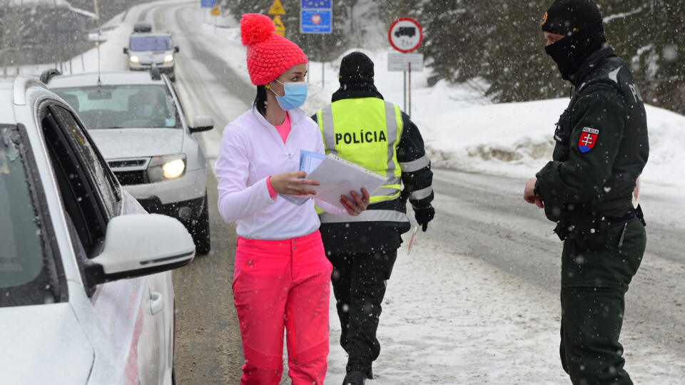 Na snímke policajná kontrola na slovensko-poľskom hraničnom priechode Podspády - Jurgów v okrese Poprad počas sprísnených opatrení na zamedzenie šírenia nového koronavírusu. Viaceré autá prichádzajúce z Poľska sa už v diaľke otáčali, keď zbadali policajnú kontrolu. Podspády, 19. februára 2021      FOTO TASR - Milan Kapusta