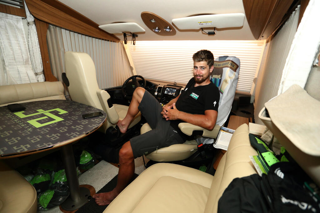 Slovenský cyklista Peter Sagan (31) potrebuje po náročných etapách Tour de France veľké pohodlie na zaslúžený oddych. Na slávne preteky si so sebou priviezol súkromný karavan, ktorý je pre neho k dispozícii v prípade potreby.
