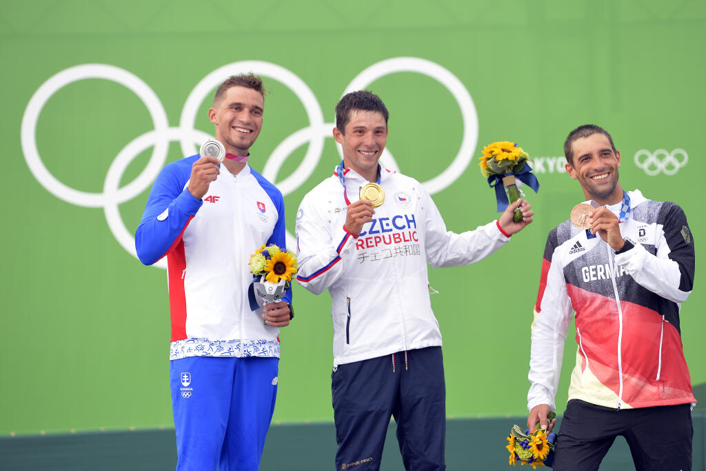 Na snímke vľavo slovenský reprezentant vo vodnom slalome Jakub Grigar získal striebornú medailu, uprostred zlatý Čech Jiří Prskavec a bronzový Nemec Hannes Aigner na stupni víťazov po finálovej jazde kategórie K1 počas XXXII. letných olympijských hier v Tokiu, 30. júla 2021. FOTO TASR - Michal Svítok