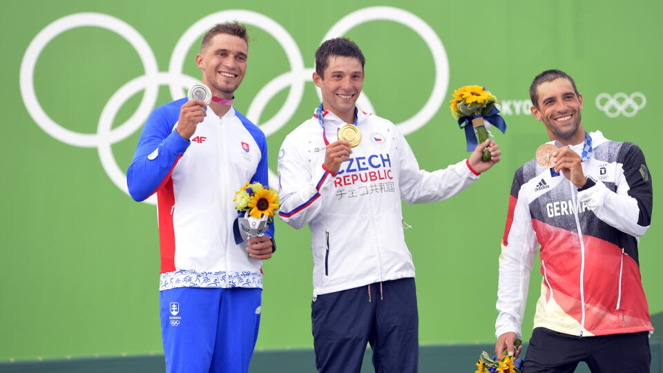 Na snímke vľavo slovenský reprezentant vo vodnom slalome Jakub Grigar získal striebornú medailu, uprostred zlatý Čech Jiří Prskavec a bronzový Nemec Hannes Aigner na stupni víťazov po finálovej jazde kategórie K1 počas XXXII. letných olympijských hier v Tokiu, 30. júla 2021. FOTO TASR - Michal Svítok
