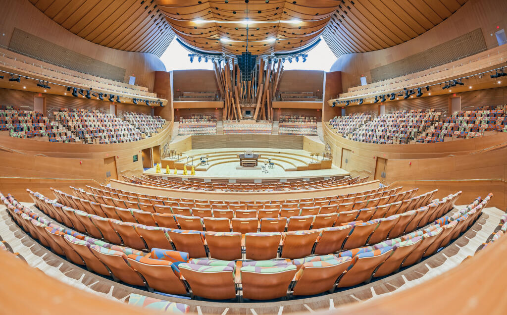 Hlavná scéna  vo Walt Disney Concert Hall je vyrobená z aljašského žltého cédra, akusticky je to jedna z najperfektnejších koncertných siení na svete