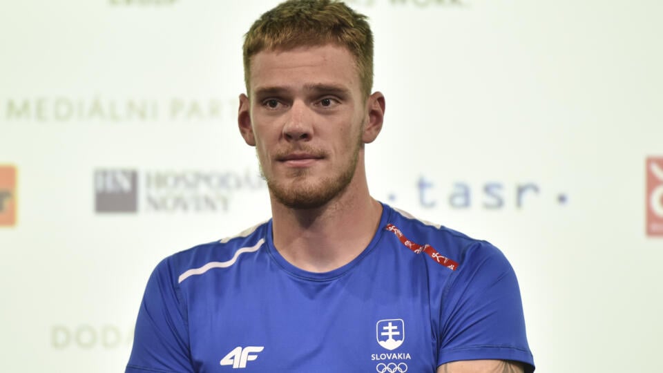 Na snímke slovenský rýchlostný kanoista Adam Botek počas tlačovej konferencie s členmi slovenského štvorkajaka po návrate z Olympijských hier v Tokiu, kde vybojovali bronzovú medailu 10. augusta 2021 v Bratislave. FOTO TASR - Pavol Zachar