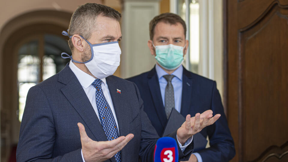 Na snímke zľava predseda vlády SR Peter Pellegrini a predseda hnutia OĽaNO Igor Matovič hovoria s novinármi po stretnutí s prezidentkou SR Zuzanou Čaputovou k aktuálnym témam. Ustanovujúca schôdza Národnej rady (NR) SR bude v piatok 20. marca. Dosluhujúca vláda vtedy podá demisiu, novú vládu vymenuje prezidentka SR Zuzana Čaputová v sobotu (21. 3.). Informovala o tom prezidentka Čaputová po pondelkovom stretnutí s dosluhujúcim premiérom Petrom Pellegrinim (Smer-SD) a lídrom OĽaNO Igorom Matovič