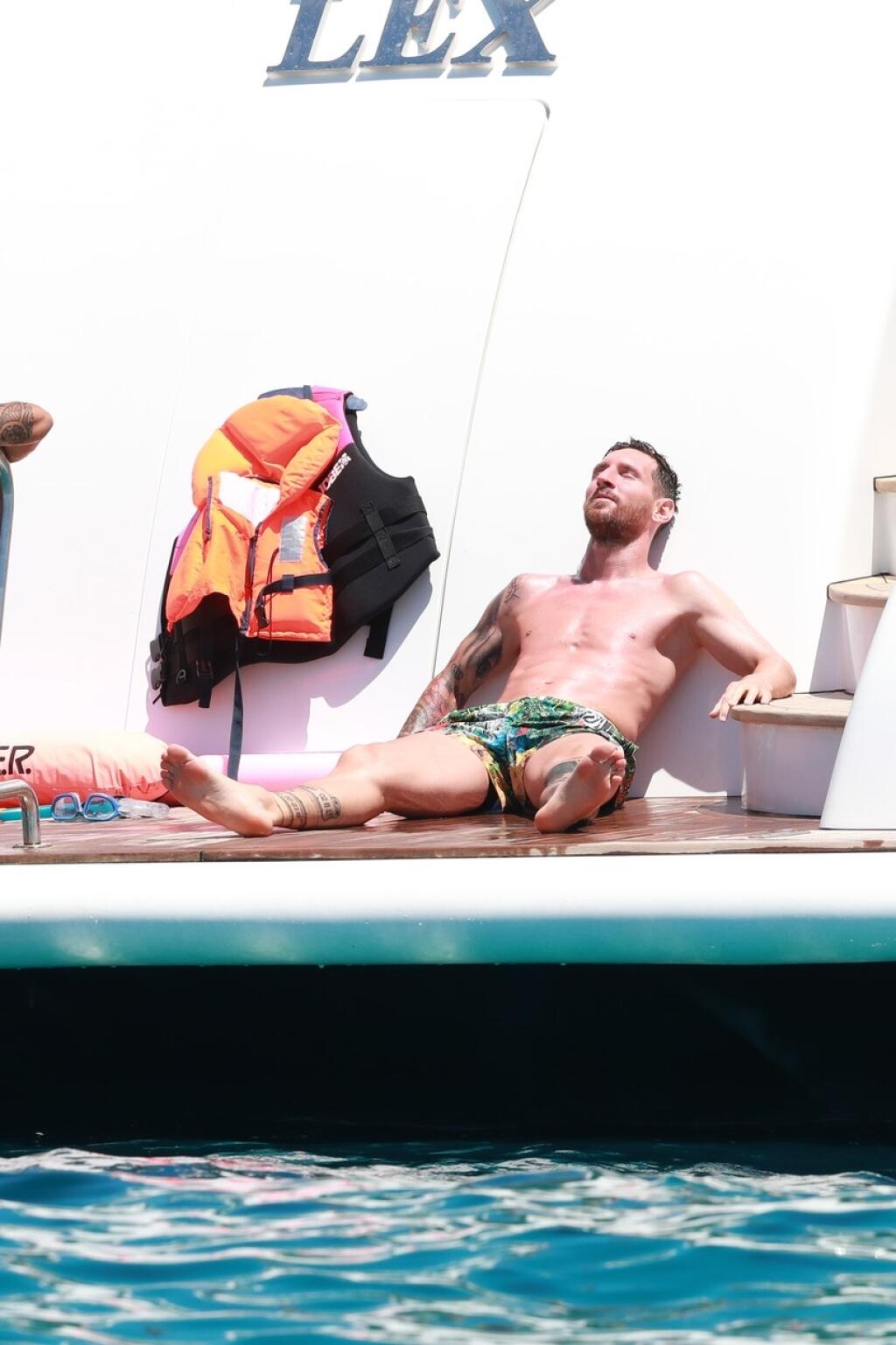 Hoci Messi a spol po poslednom zápase ligy neskrývali frustráciu, na fotkách z relaxu na luxusnej jachte po nej ju veru badať nebolo.