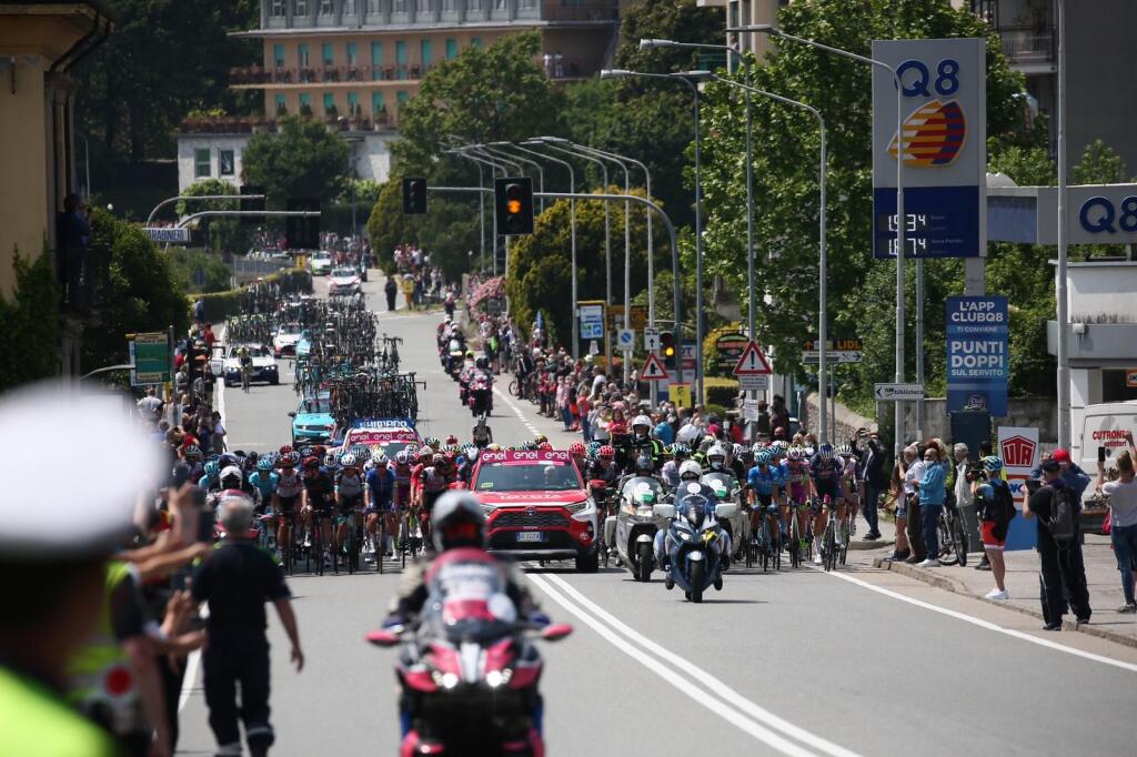 Štart 20. etapy Giro d´Italia vyvolal v mestečku Verbania-Valle Spluga ošiaľ. Stovky fanúšikov vyprevádzali cyklistov na 164-kilometrovú trať.