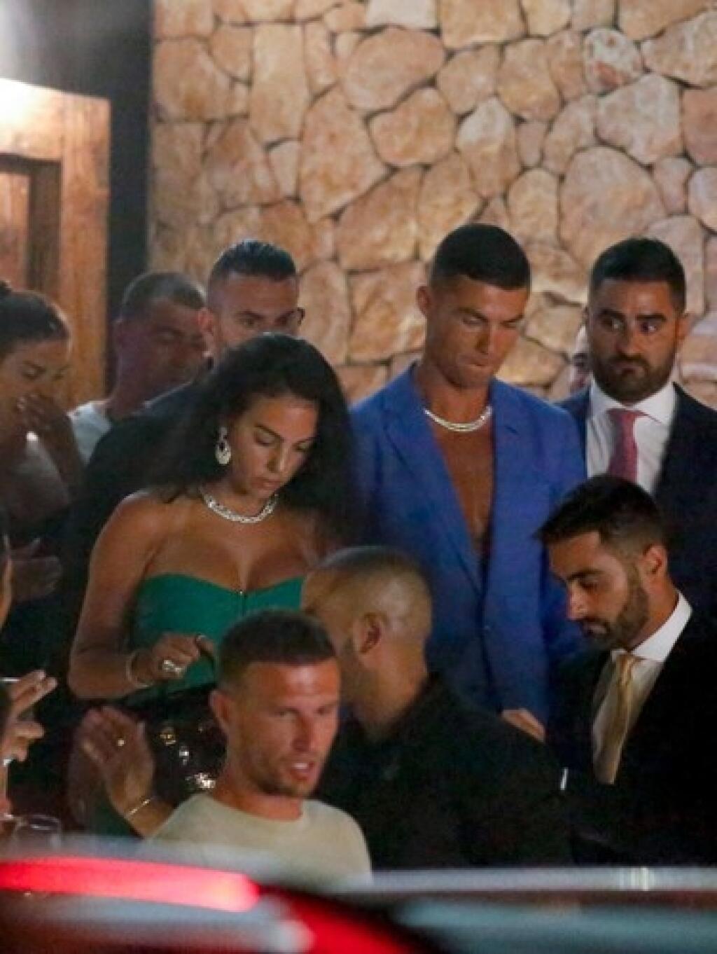 Cristiano a Georgina sa dokonca vybrali do mesta, povymetať bary na Ibize, kde na nich, samozrejme, paparazzi nezabudli.
