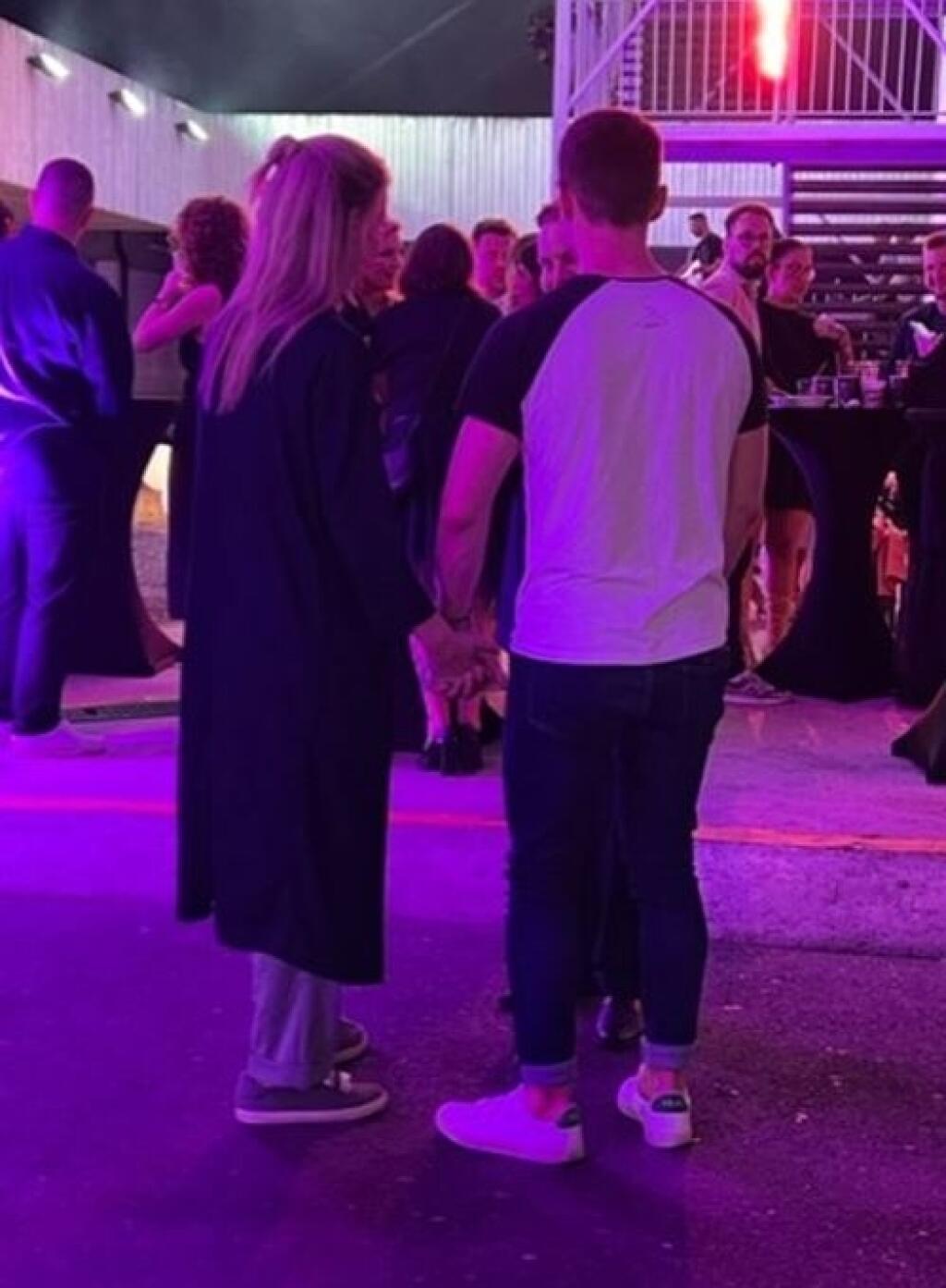 Adela na prenose SOWA nebola, s Viktorom sa objavila až na párty. Správali sa k sebe ako čerství zaľúbenci. Manžel ju hladkal po chrbte a držali sa romanticky za ruky.