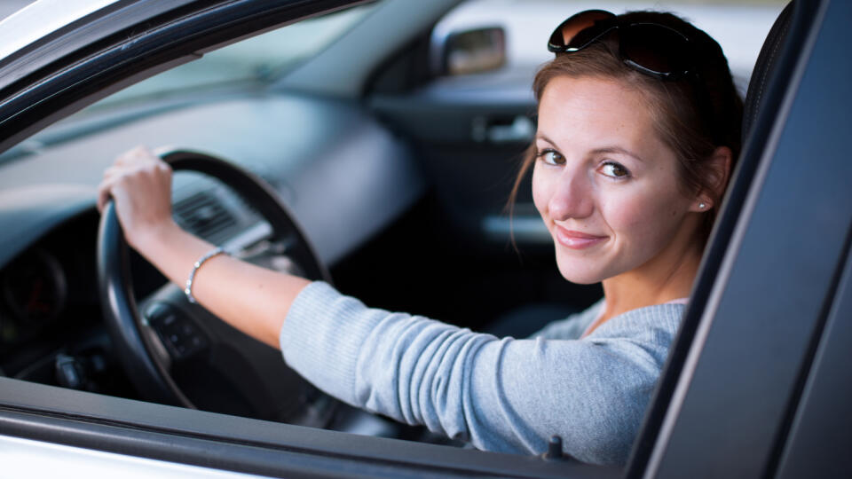 žena šoférka, vodička, žena za volantom, žena v aute, auto, šoférovanie