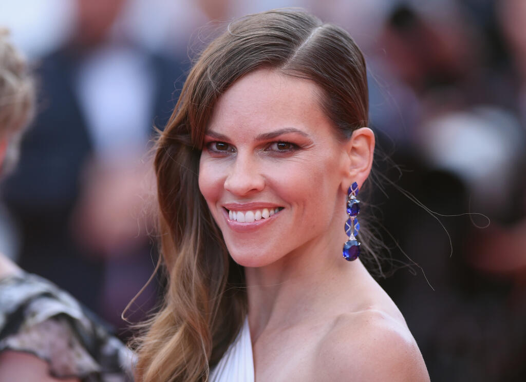 Hilary Swank (46)
Uvedomelá herečka dnes svoj odchod zo štúdií v 16-tich ľutuje. „Nie som na to hrdá, ale stalo sa,“ povedala s tým, že Spojené štáty nemajú dobrý školský systém.