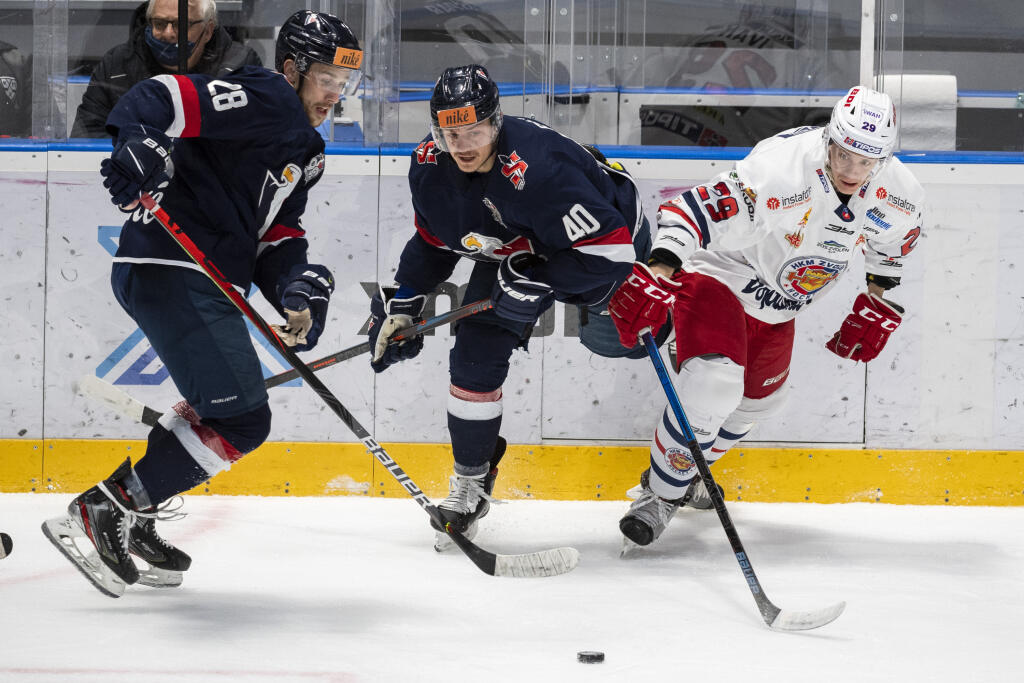 Na snímke zľava Samuel Petráš (Slovan), Rastislav Gašpar (Slovan) a Michal Ivan (Zvolen) počas štvrtého zápasu semifinále hokejovej Kaufland play off Tipos extraligy HC Slovan Bratislava - HKM Zvolen 18. apríla 2021 v Bratislave. FOTO TASR - Jaroslav Novák
