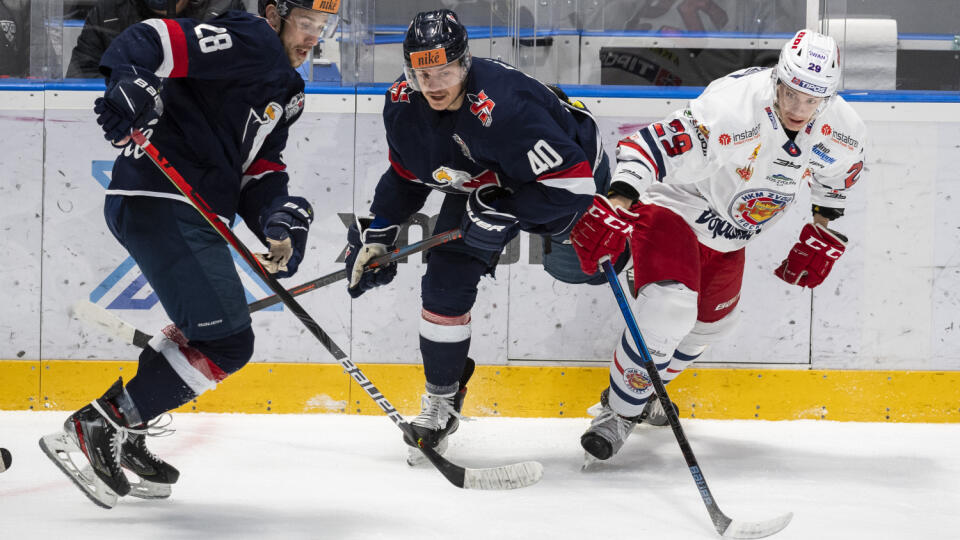 Na snímke zľava Samuel Petráš (Slovan), Rastislav Gašpar (Slovan) a Michal Ivan (Zvolen) počas štvrtého zápasu semifinále hokejovej Kaufland play off Tipos extraligy HC Slovan Bratislava - HKM Zvolen 18. apríla 2021 v Bratislave. FOTO TASR - Jaroslav Novák