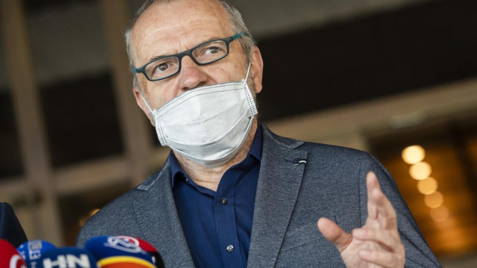 Štátny tajomník ministerstva školstva pre šport Ivan Husár zvolal stretnutie čelných predstaviteľov desiatich našich športových zväzov, aby rokovali o finančnej pomoci od štátu.