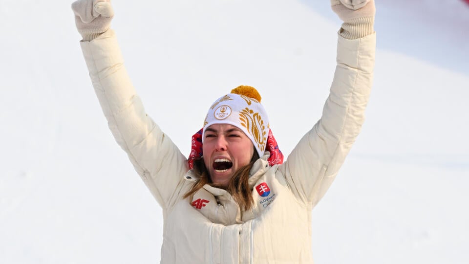 Petra Vlhová si v Pekingu prevzala zlatú medailu pre olympijskú víťazku v slalome.