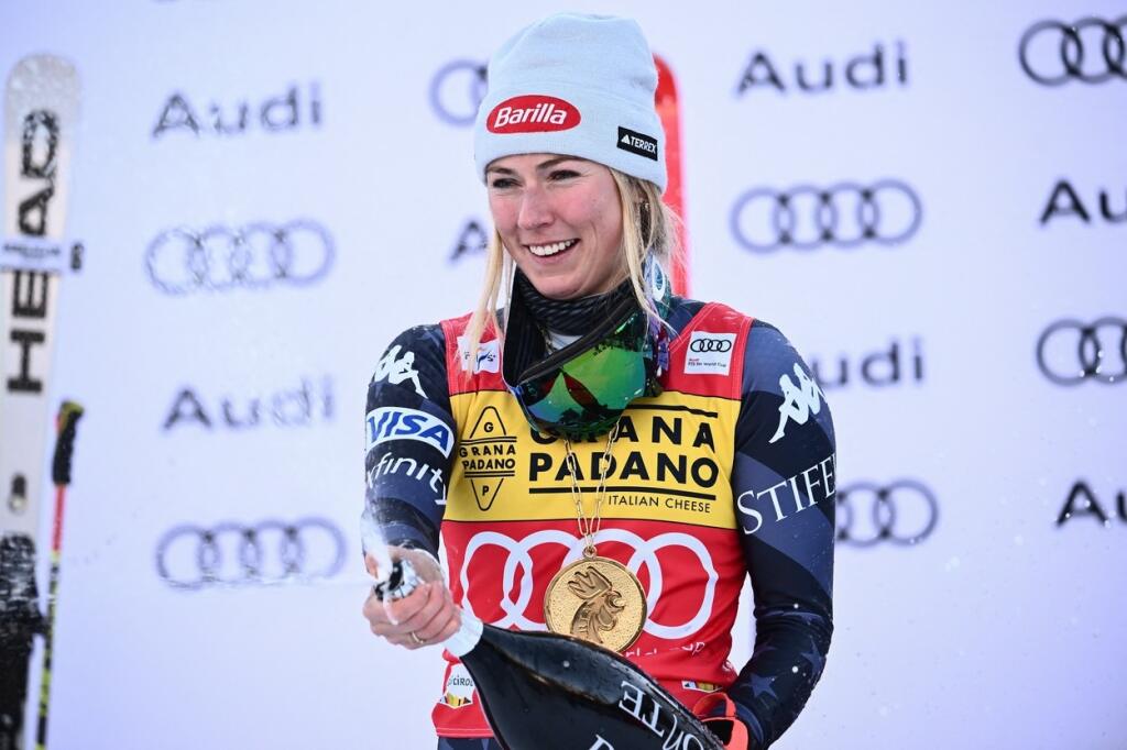 Shiffrinová si víťazstvo napriek vyčerpaniu užívala a mohla búchať šampanské na pódiu.